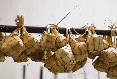 Ketupat, pirinç keki elmastan yapılmış bir konteynır dolusu hurma yaprağı kesesine tıkıştırılmış, genellikle 