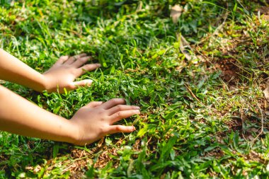 Çocuklar çimleri tutarken, Dünya Günü konsepti 
