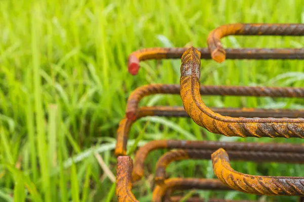 Hava şartlarına maruz kalma nedeniyle paslanmış karbon çelik demiri, kalite kontrol kavramı