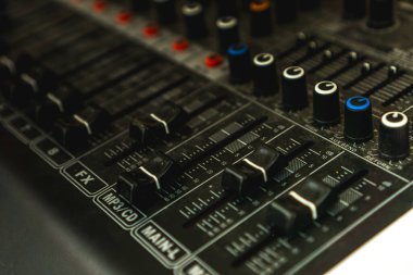 Ses düzenleyicileri, arkaplanı ve dokusu olan tozlu konser ses karıştırıcı paneli