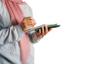 Gündelik kıyafetlerle meşgul Müslüman bir kadın. Elinde bir sürü akıllı telefon, girişimcilik ve iş konsepti var. Beyaz arka planda izole edilmiş bir fotokopi aletiyle taklit ediliyor. 