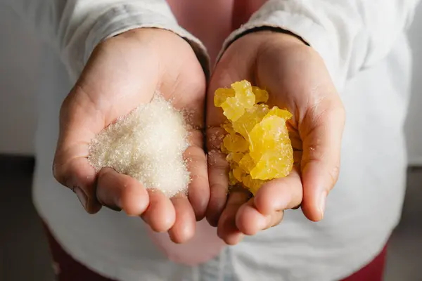 Kadın elinde kaya şekeri Crsytal veya şeker ve granüllü beyaz şeker tutuyordu.