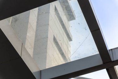 Kırık cam tavan, arka planda mavi gökyüzü, ihmal edilmiş ve modası geçmiş tesisler kavramı.