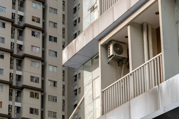 Çok katlı apartmandaki klima ya da yoğunlaştırıcı.