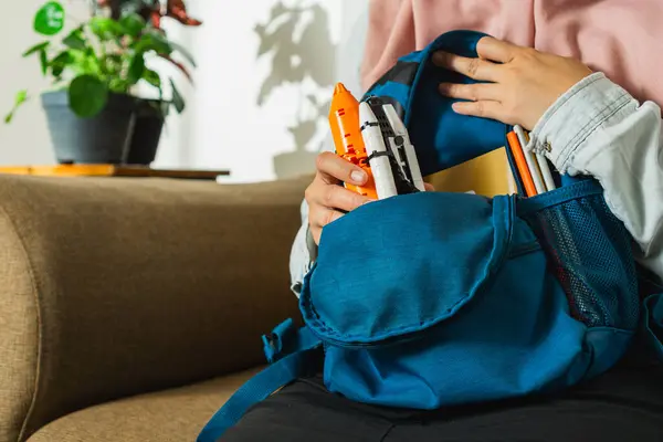 Müslüman bir anne çocuğunun en sevdiği oyuncağını okul çantasından çıkarıp okula oyuncak getiriyor.