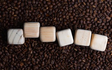 Ortasına bir fotokopi masası, ahşap masa, Arabika yıkama süreci, orta pişmiş kahve çekirdeği.