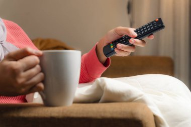Kanepede oturup, akşamları oturma odasında televizyon izlerken sıcak bir şeyler içmek.