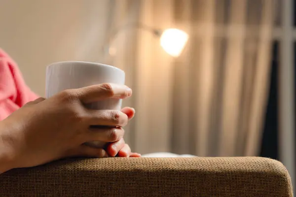 Oturma odasındaki kanepede otururken sıcak bir şeyler içelim.