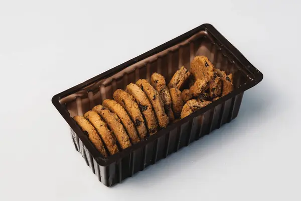 Beyaz arka planda izole edilmiş bir yığın çikolatalı kurabiye.