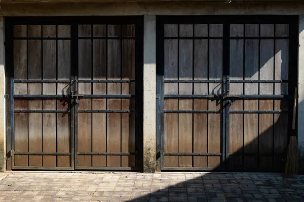 Kulübe ya da ahır ahşap kapılı siyah çelik çerçeveli