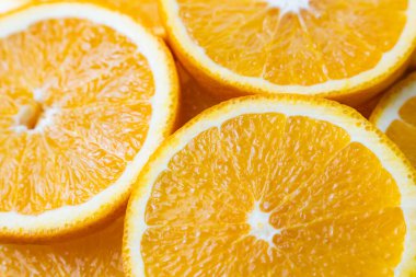 Bir yığın taze portakal dilimi.