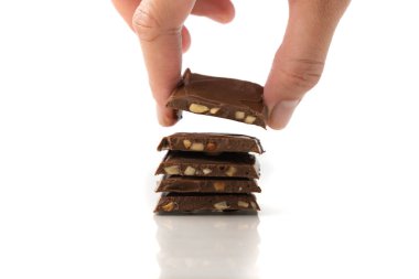 Beyaz arka planda izole edilmiş, fındıklı çikolata istiflemek.