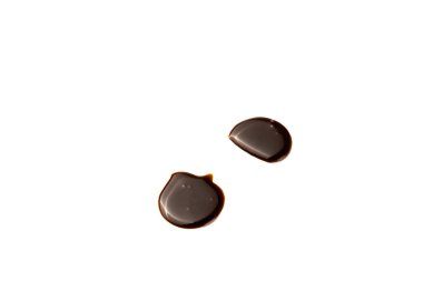 Beyaz arka planda izole edilmiş çikolata sosu damlaları