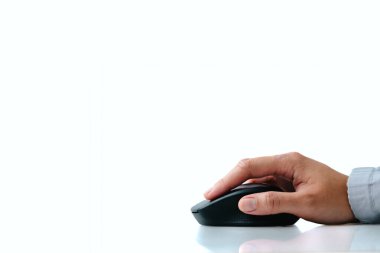 Eller bilgisayar faresinde, beyaz arkaplanda izole edilmiş.