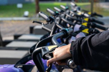 Dijital sistemli elektrikli scooter kiralama