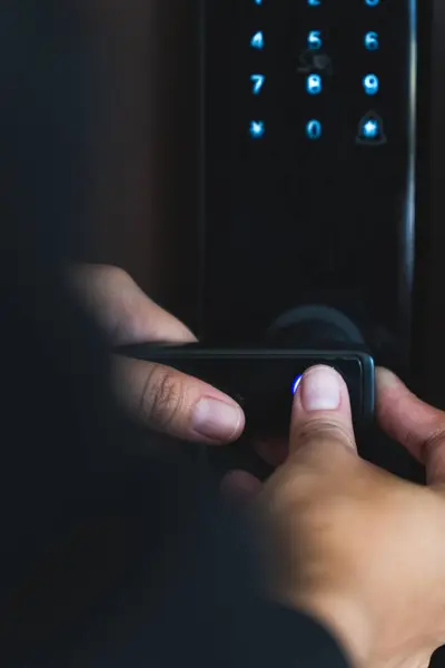 akıllı kilit sistemi ile kapıyı açmak için parmak izi kullanılıyor