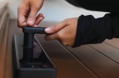 akıllı kilit sistemi ile kapıyı açmak için parmak izi kullanılıyor