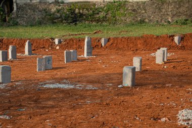 Zemine sıralı beton yığını veya temel yığınlarının yerleştirildiği inşaat alanı