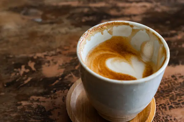 Kahve fincanındaki latte sanatı zaten içilmişti.