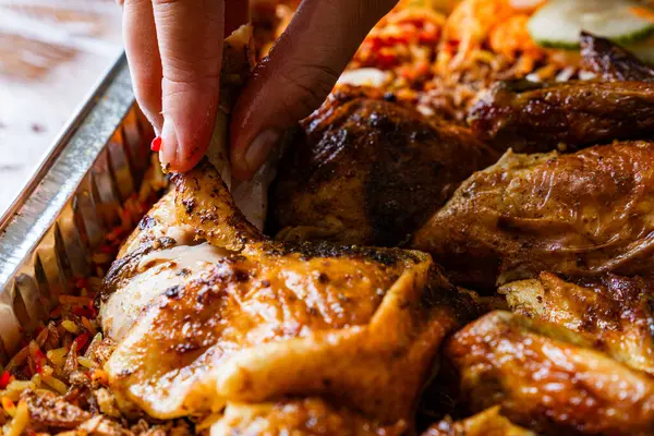 Bir parça kızarmış tavuk kabsah, mandi pilavı alıyorum.