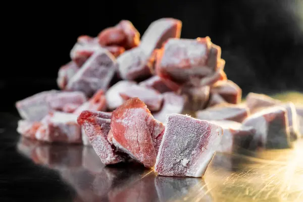 Paslanmaz çelik bir masada donmuş et yığını.