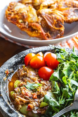 Taze limonlu fesleğen, domates ve arpacık soğanı, sambal gagalı Endonezya yemeği.