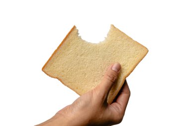 Beyaz arka planda izole edilmiş, üzerinde ısırık izi olan bir dilim beyaz ekmek.