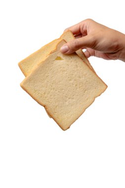 Beyaz arka planda izole edilmiş iki dilim beyaz ekmek.