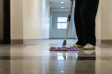 Uzun, dar apartman koridorunu paspaslayan kişi