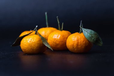 Koyu arkaplanda mandalina yığını