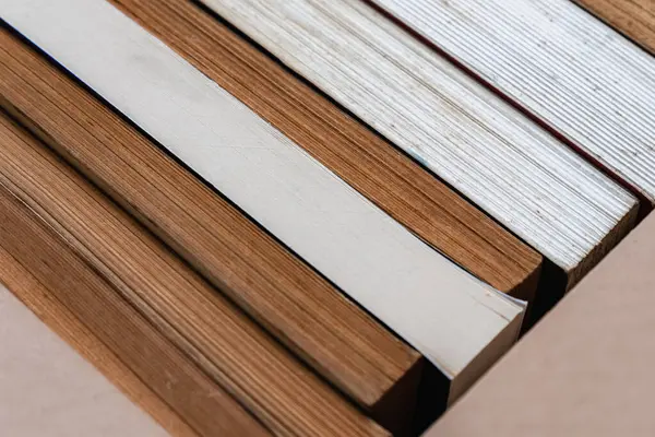 Karton bir kutuda, arka planda ve dokuda depolanmış bir yığın eski kitap