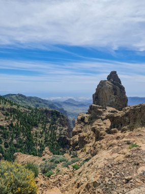 Arka planda dağ olan bir kanyon. Yüksek kalite fotoğraf