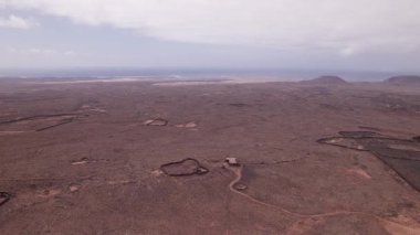 Yüksek irtifa İHA 'sı Fuerteventura' daki Calderon Hondo yakınlarındaki kuru, kırmızı renkli volkanik arazide ateş etti. Geniş, açık arazi ve toprağın dokusu adanın benzersiz volkanik geçmişini yansıtır..