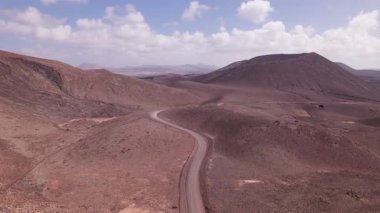 Kurak volkanik kırmızı toprağı ve engebeli Fuerteventura arazisini gösteren çarpıcı insansız hava aracı görüntüleri. Yüksek çözünürlükte çekilen bu sinematik hava görüntüsü, adaların nadide güzelliklerini ve eşsiz dokularını gözler önüne seriyor.. 