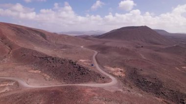 Fuerteventura 'daki kuru bir volkanik bölgenin dramatik bir insansız hava aracı geçişi, derin kırmızı toprağı, lav oluşumlarını ve el değmemiş vahşi bir çevreyi ortaya çıkarıyor. Belgeseller, seyahat filmleri veya doğa geçmişi için ideal. 