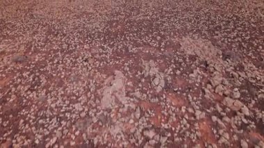 Kuzey Fuerteventura 'nın yanmış kırmızı volkanik zeminini yakalayan ilham verici bir insansız hava aracı. Klipte doğal erozyon kalıpları, tozlu yollar ve eşsiz jeolojik oluşumlar vurgulanıyor.. 
