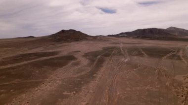 İnsansız hava aracı Fuerteventura 'nın Jandia çölündeki gizli ve uzun zaman önce unutulmuş bir havaalanının üzerinde uçuyor. Beton pist kalıntıları volkanik alana karışıp yukarıdan gizemli bir görüntü sunuyor.. 