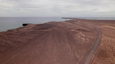 Jandia Fuerteventura 'daki gizemli ve izole bir çöl havaalanının hava görüntüleri. Gizli pist ve çevresindeki volkanik arazi gerçeküstü ve unutulmuş bir atmosfer yaratır.. 