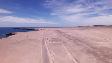 Turkuaz suların ve Playa de Soledad yakınlarındaki dramatik uçurumların yanındaki eski bir uçak pisti boyunca süpürülüyor. Işıklar Fuerteventura vahşi doğal güzellik.