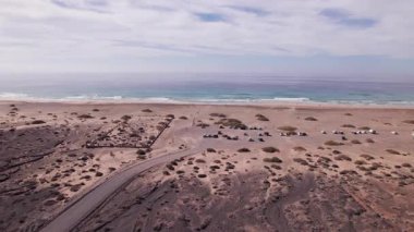 Playa de Cofetes 'in yakınlardaki otoparkın yanındaki geniş kumsalda çekilmiş görüntüleri bu uzak yere erişilebilirliği gösteriyor.. 