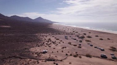Playa de Coffee kıyı şeridi boyunca uçan insansız hava aracı görüntüleri, altın kumların ve Atlantik Okyanusu 'nun buluşma noktasını gösteriyor.. 