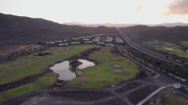 Dinamik hava görüntüleri Fuerteventura 'daki güneş panelleriyle donatılmış modern binaları yakalıyor. Görüntü, Kanarya Adaları 'nın engebeli güzelliği arasında sürdürülebilir yaşamı vurguluyor. Gayrimenkul, seyahat ve çevresel içerik için mükemmel.. 