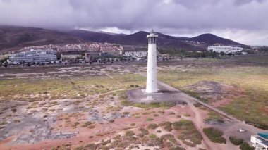Fuerteventura 'daki canlı Morro Jable kasabasını gösteren muhteşem hava görüntüleri. Görüntü modern mimarinin, kumlu plajların ve yuvarlanan tepelerin karışımını yakalıyor. Gayrimenkul, seyahat ve yaşam tarzı fotoğrafçılığı için mükemmel.. 