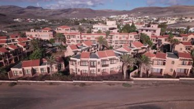 Muhteşem hava görüntüleri, Fuerteventura 'nın uçsuz bucaksız, çorak arazisine kurulmuş La Pared' in büyüleyici köyünü çekiyor. Görüntü, kırmızı toprağın, dağınık bitki örtüsünün ve uzak dağların katıksız güzelliğini gözler önüne seriyor.. 