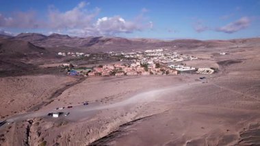 Detaylı hava görüntüleri Fuerteventura 'daki büyüleyici La Pared köyünün panoramik görüntüsünü kaydediyor. Resim renkli binalar ve engebeli arazi arasındaki zıtlığı vurguluyor ve seyahat içeriği için ideal hale getiriyor.. 