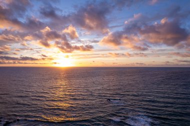 Gece manzaralı kayalık sahil kayalıkları ve canlı okyanus günbatımı La Pared köyü yakınlarında.. 