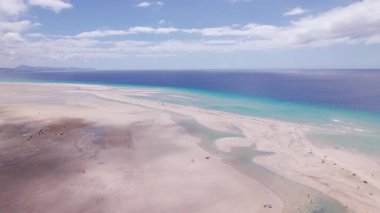 Fuerteventura 'daki Costa Calma' daki çarpıcı sahili çeken muhteşem hava görüntüleri. Görüntü, kumlu sahillerin, dağınık kayaların ve turkuaz suların eşsiz dokusunu sergiliyor. Seyahat ve yaşam tarzı fotoğrafçılığı için mükemmel..