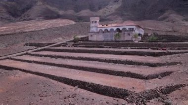 2. Dünya Savaşı ve Nazi mühendisi Winter ile bağlantılı tarihi bir bölge olan Villa Winter 'ı çekerken çekilen muhteşem hava görüntüleri Cofete, Fuerteventura' nın çorak manzarasına yerleşmiştir. Görüntü kırmızı toprağın, dağınık bitki örtüsünün ve zirvelerin katıksız güzelliğini gösteriyor..