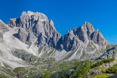 Dolomitler güneşli bir günde güzel dağ manzarası. İtalya 'da Alpler' de yürüyüş yapan Alpi Dolomiti di Sesto 'nun güney Tirol sıradağları Cortina di Amprezzo alp sahnesine yakın. Dolomite Alpleri 'nin Rocky kulesi zirveleri