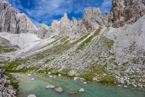 Dolomitler güneşli bir günde güzel dağ manzarası. İtalya 'da Alpler' de yürüyüş yapan Alpi Dolomiti di Sesto 'nun güney Tirol sıradağları Cortina di Amprezzo alp sahnesine yakın. Dolomite Alpleri 'nin Rocky kulesi zirveleri